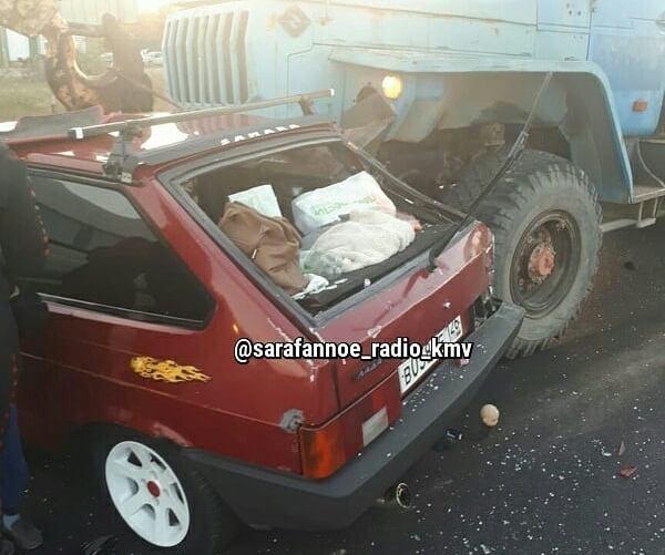 На трассе «Кавказ» автокран на полном ходу врезался в легковушку